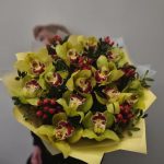 Авторский букет с зеленой орхидеей и хиперикумом