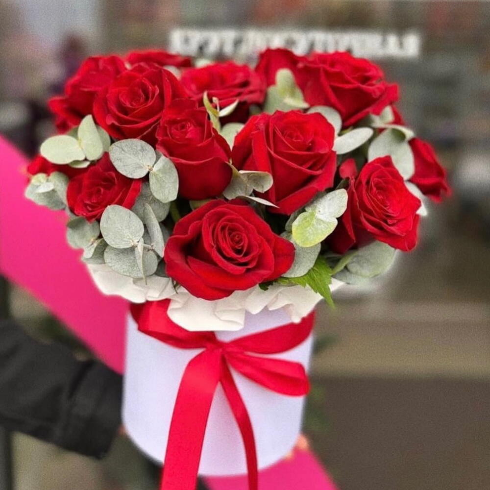 red roses in the box size m