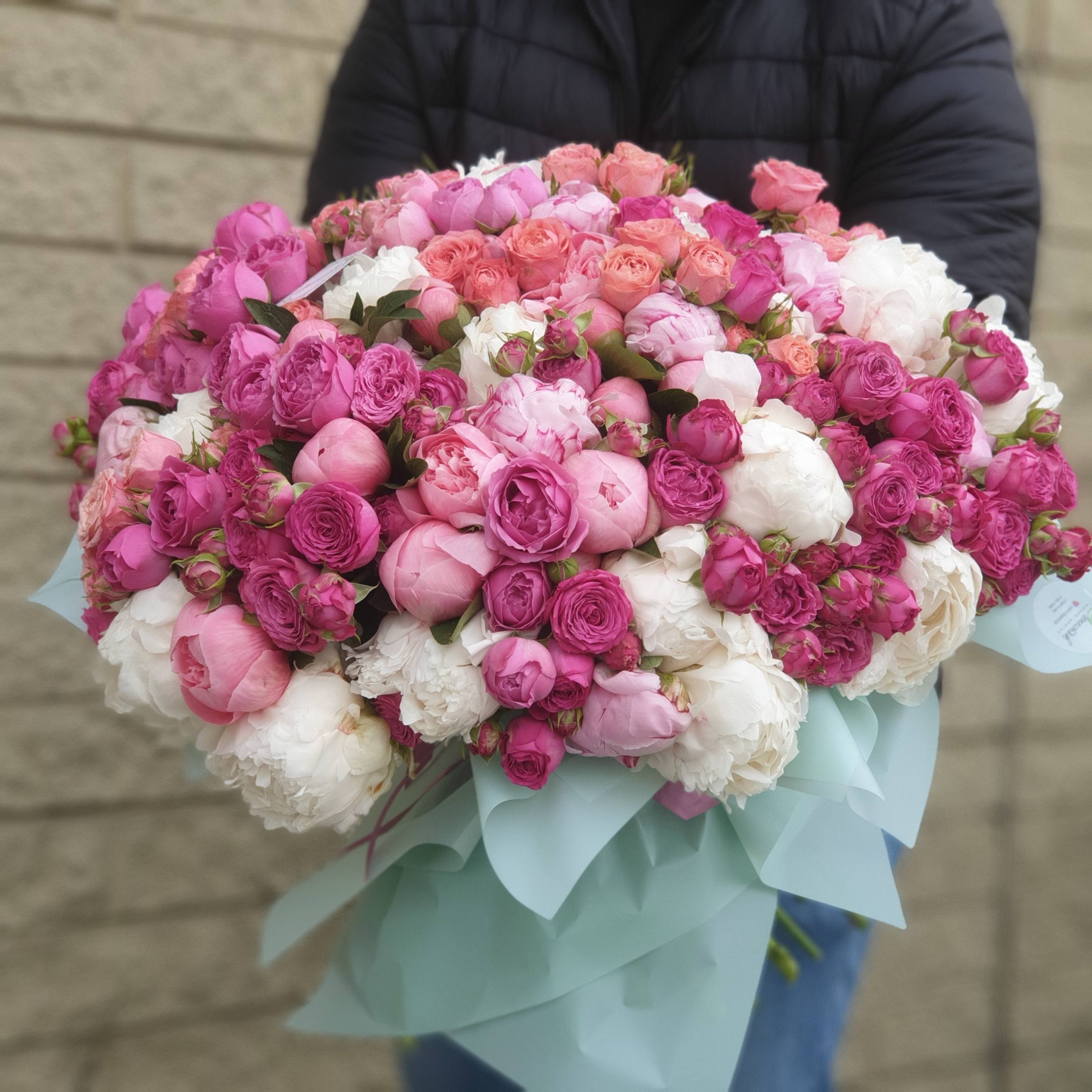Букет из пионов и пионовидных роз ( 101 стебель)