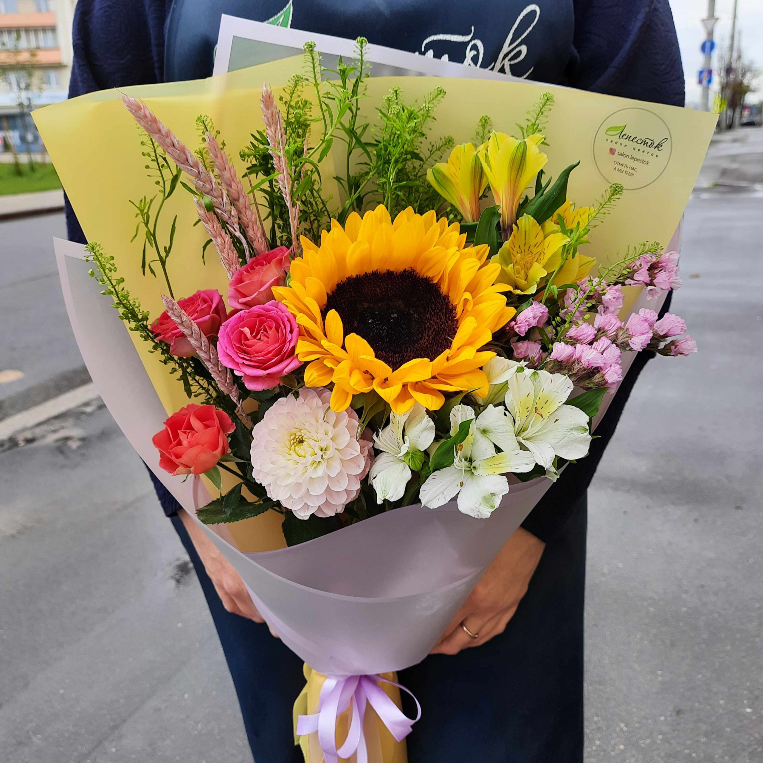 Яркий букетик из подсолнуха и георгин