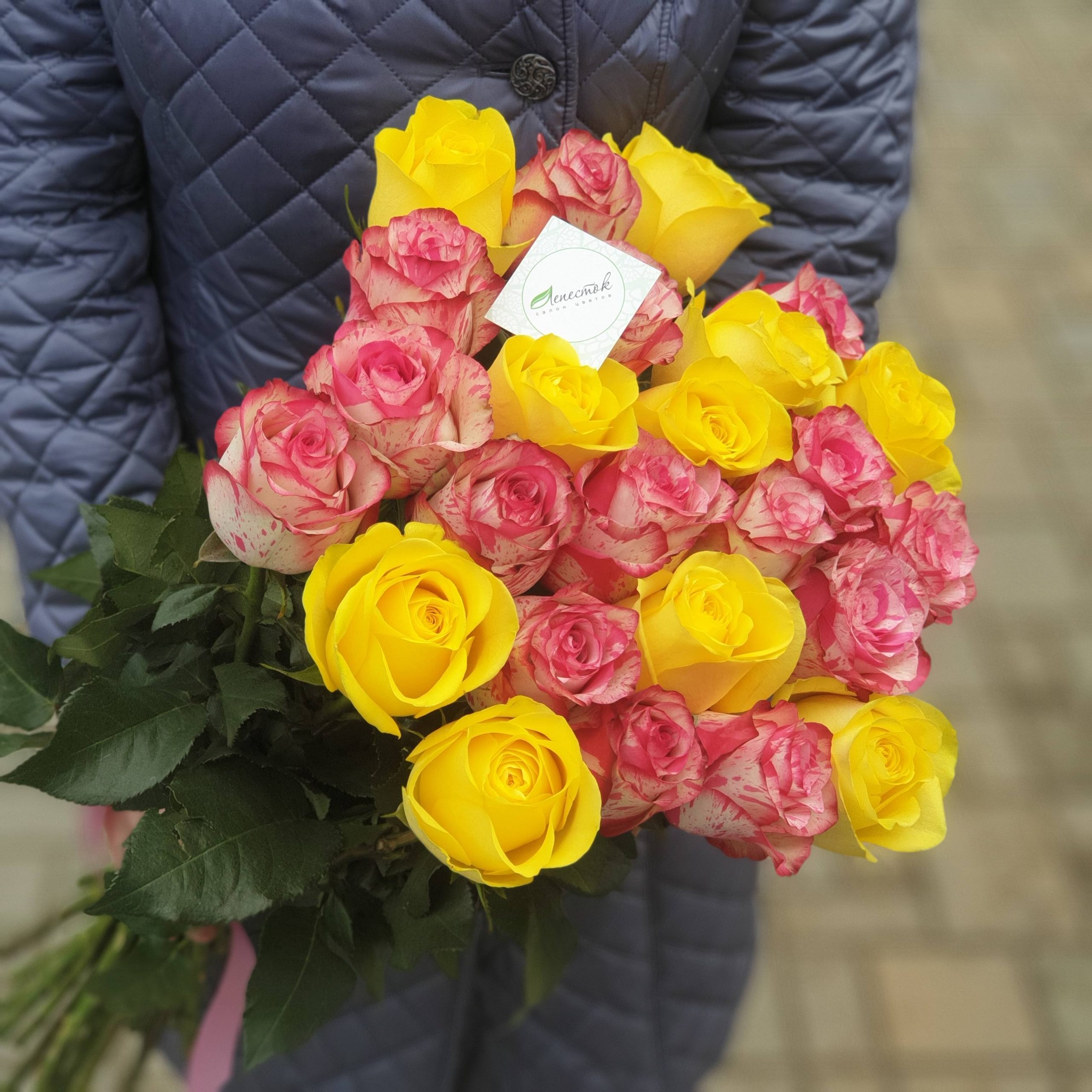 Яркий микс из 25 роз